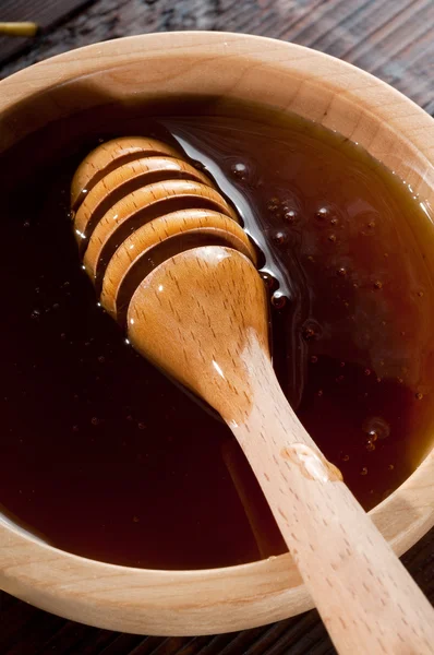 Miód na drewniane miski — Zdjęcie stockowe