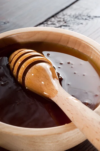 Miel en cuenco de madera — Foto de Stock