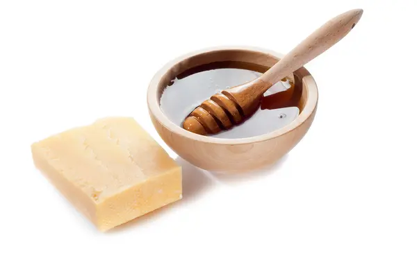 Miód na drewniane miski i ser — Zdjęcie stockowe