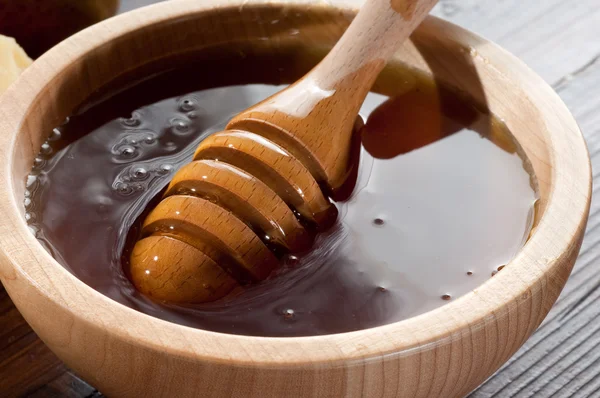 Honing op hout bowl — Stockfoto