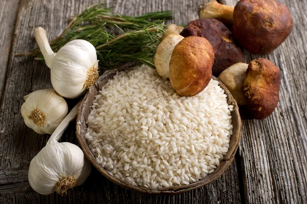 Raw rice and cep mushroom — Stock Photo, Image