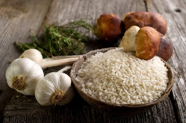 Ακατέργαστο ρύζι και μανιτάρια cep — Φωτογραφία Αρχείου