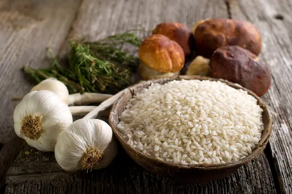 Nyers rizs és a gomba cep — Stock Fotó
