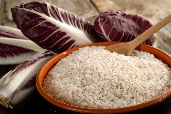 Roher Reis und Chicorée — Stockfoto