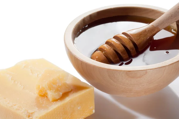 Miele su ciotola di legno e formaggio — Foto Stock