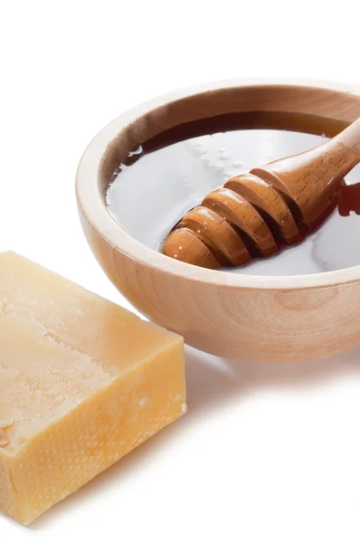 Honig auf Holzschüssel und Käse — Stockfoto
