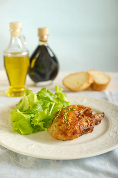 Chicken leg with green salad — Stock Photo, Image