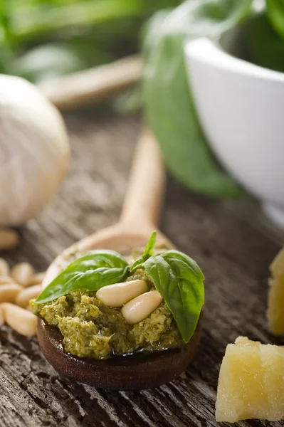 Pesto sosu malzemeler ahşap zemin ile — Stok fotoğraf