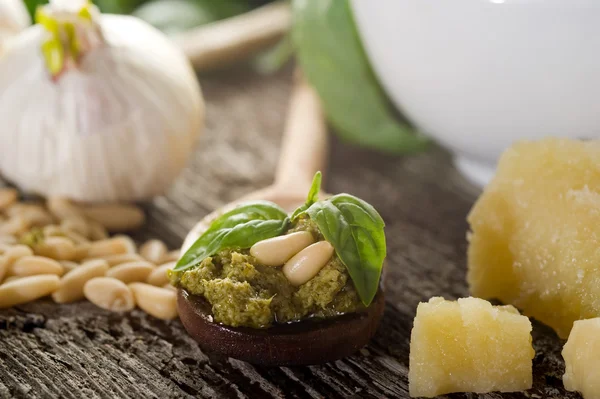 Pestosås med ingredienser på trä bakgrund — Stockfoto
