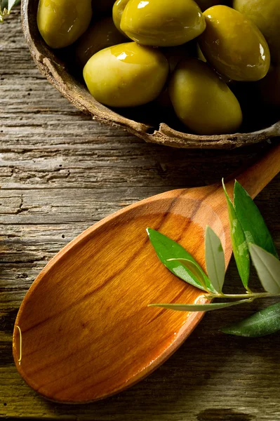 Aceite de oliva sobre fondo de madera —  Fotos de Stock