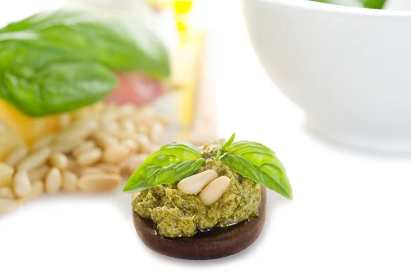 Pesto soslu beyaz zemin üzerine malzemelerle — Stok fotoğraf