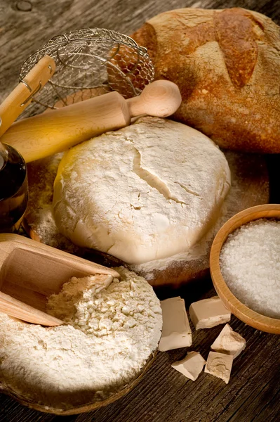 Massa e ingredientes para pão caseiro — Fotografia de Stock