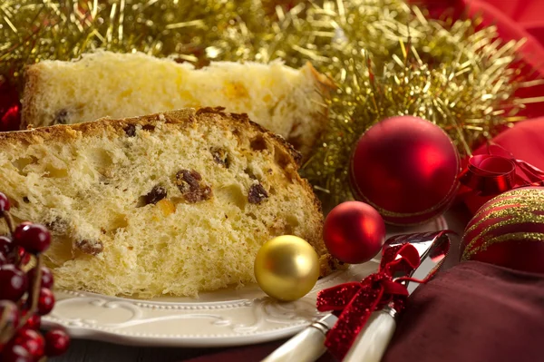 Panettone dolce tradizionale natalizio italiano — Foto Stock