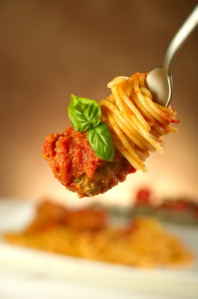 Espaguetis con albóndigas y salsa de tomates —  Fotos de Stock