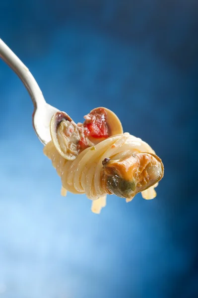 Спагетти с морскими фруктами — стоковое фото