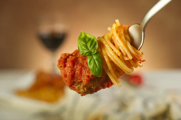 Espaguete com almôndegas e molho de tomate — Fotografia de Stock