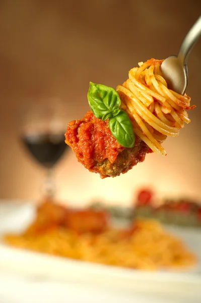 Spagetti húsgombóc, és paradicsom szósszal — Stock Fotó