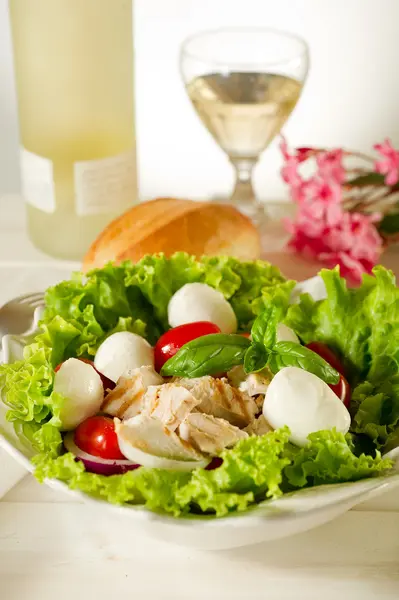 Смешанный салат с куриной грудью на гриле и вишневой моцареллой — стоковое фото