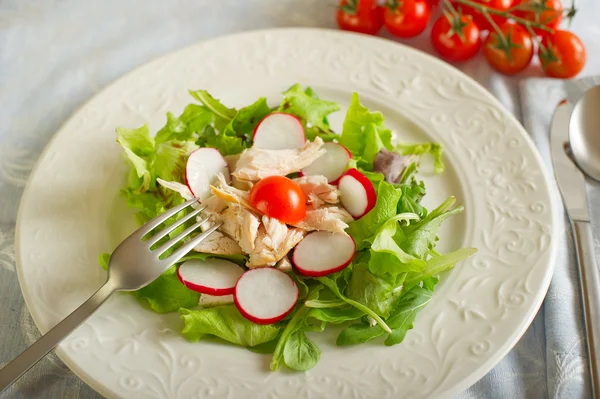 Зеленый салат с курицей и редиской — стоковое фото