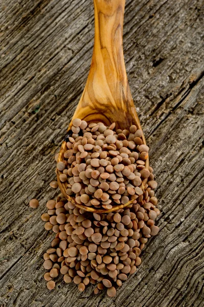 木のスプーンで生豆 — ストック写真