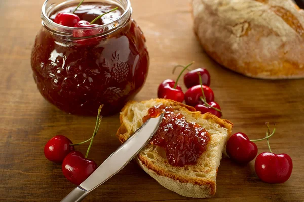 Cherry jam med skiva bröd — Stockfoto