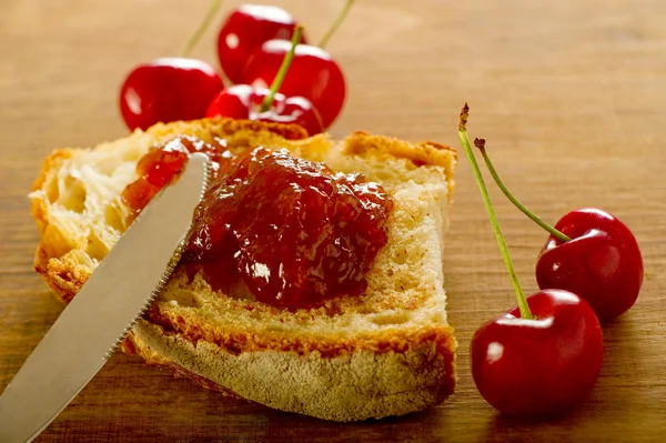 Engarrafamento de cereja com pão de parte — Fotografia de Stock