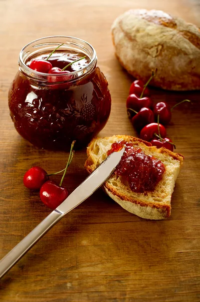 Třešňový džem s krajíc chleba — Stock fotografie