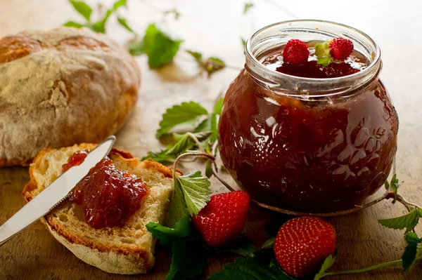 Erdbeermarmelade mit Scheiben Brot — Stockfoto