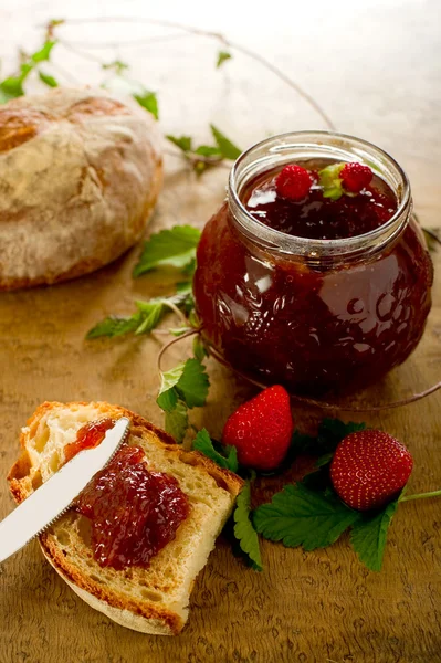 슬라이스 빵과 딸기 잼 — 스톡 사진