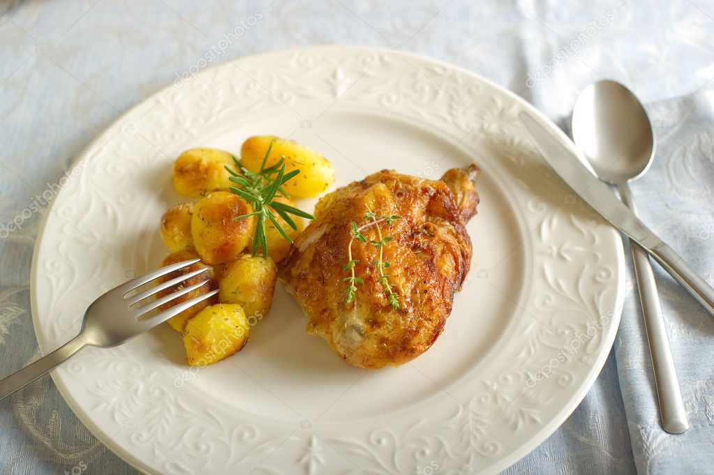 Chicken leg with roasted potatoes