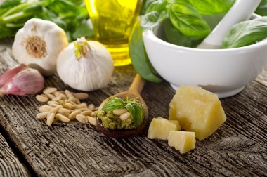 pesto sosu malzemeler ahşap zemin ile