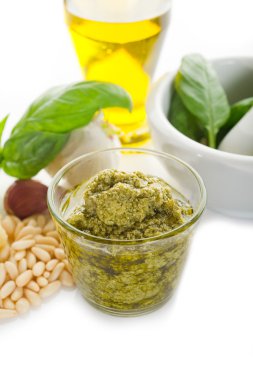 Pesto soslu beyaz zemin üzerine malzemelerle