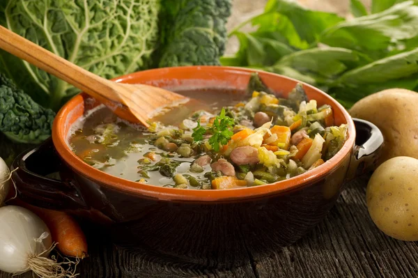Суп овощи на фоне дерева — стоковое фото