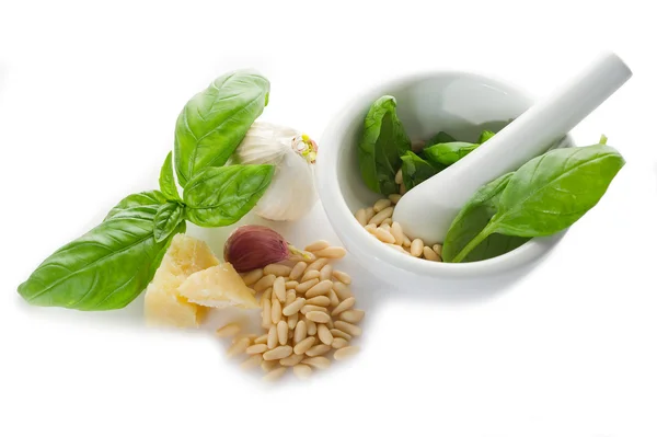 Pestosås med ingredienser på vit bakgrund — Stockfoto
