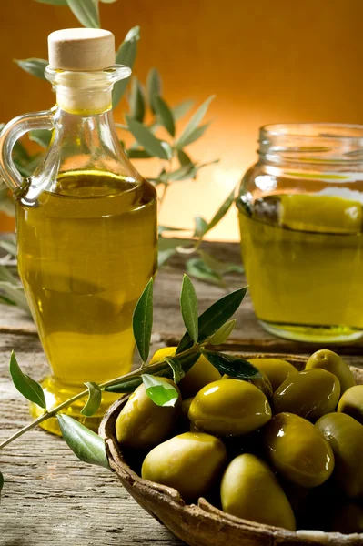 Оливковое масло на деревянном фоне — стоковое фото