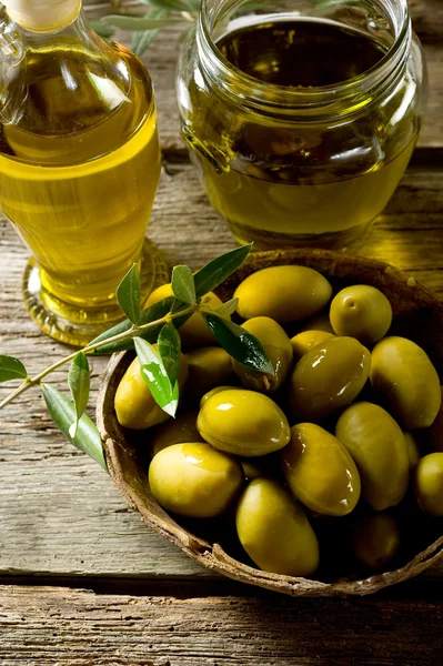 Aceite de oliva sobre fondo de madera —  Fotos de Stock
