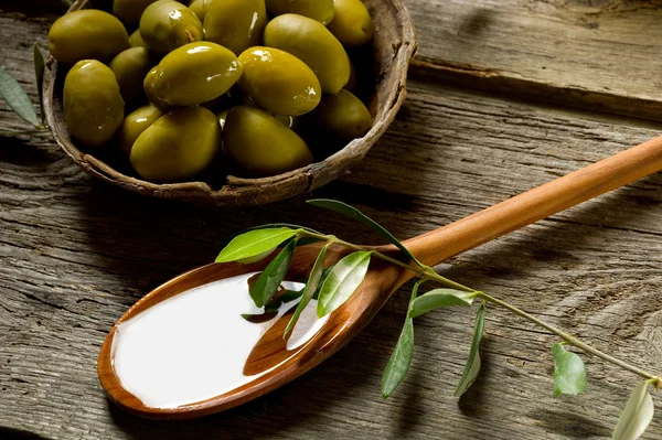 Olivový olej na dřevo pozadí — Stock fotografie