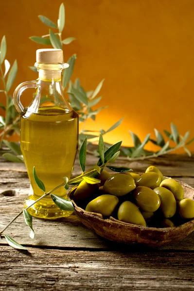 Aceite de oliva sobre fondo de madera — Foto de Stock