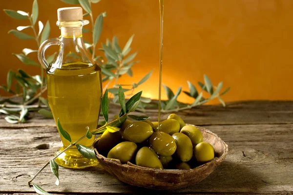 Olivový olej na dřevo pozadí — Stock fotografie