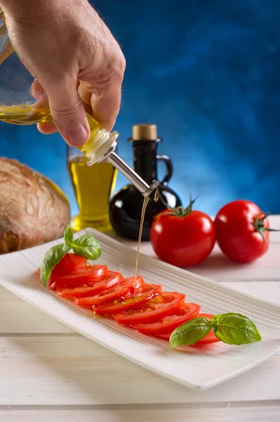 Geschnittene Tomaten auf Teller — Stockfoto