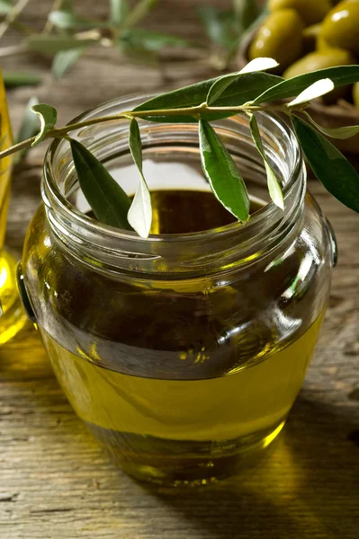 Оливкова олія на фоні дерева — стокове фото