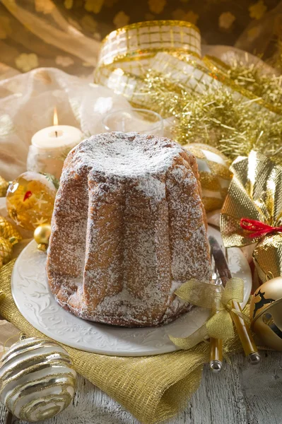 Pandoro bolo de Natal italiano tradicional — Fotografia de Stock
