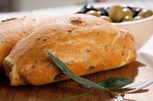 Pane con olive — Foto Stock