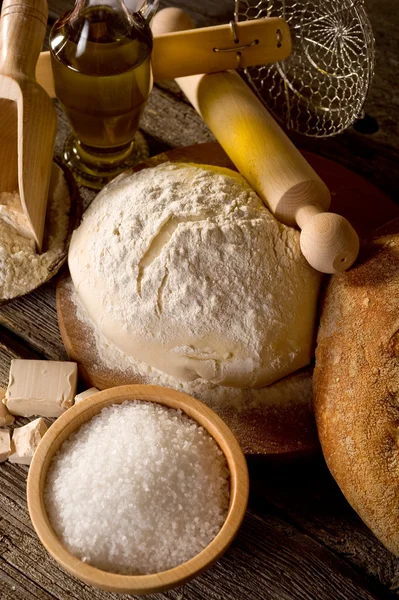 Тесто и ингредиенты для домашнего хлеба — стоковое фото