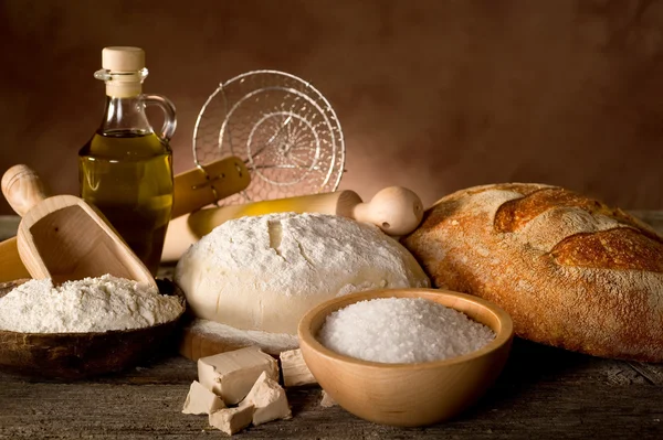 Pasta e ingredienti per pane fatto in casa — Foto Stock