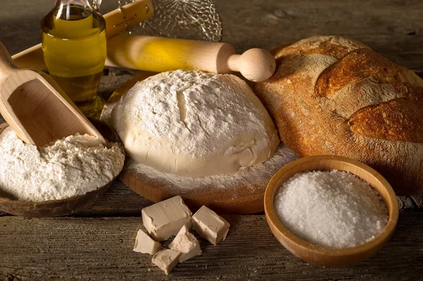 Deeg en ingrediënten voor zelfgebakken brood — Stockfoto