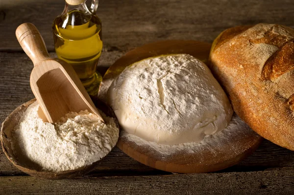 Ζύμη και συστατικά για σπιτικό ψωμί — Φωτογραφία Αρχείου