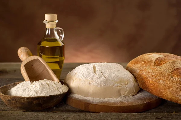 Ζύμη και συστατικά για σπιτικό ψωμί — Φωτογραφία Αρχείου