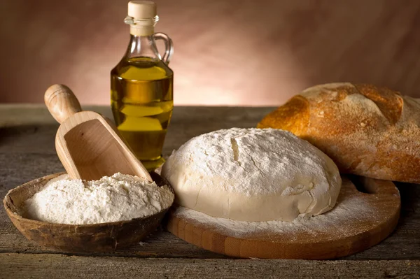 Těsta a ingredience pro domácí chléb — Stock fotografie