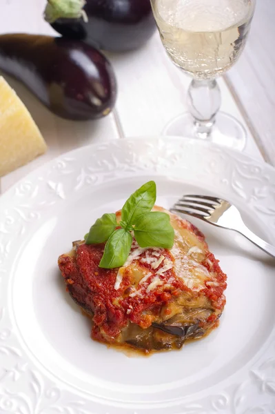 ナスとパルメザン チーズ入りの伝統的なイタリアのレシピ — ストック写真